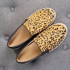 Vionic 8.5 Animal Print Sneaker Comfy arch support
